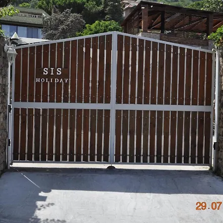Sis Holiday Villa